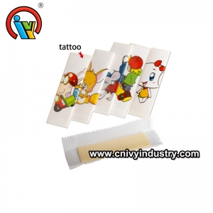 Chicle con sabor afrutado popular con tatuaje