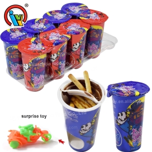 taza de chocolate con barra de galleta