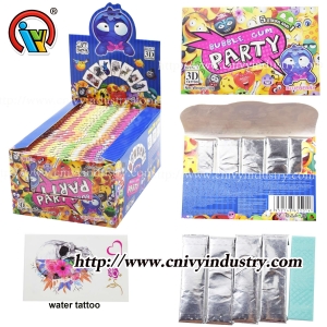 Masticar chicle con tatuaje
