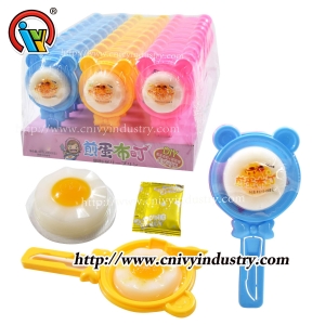 pudín de huevo escalfado caramelo de gelatina con caramelo reventado
