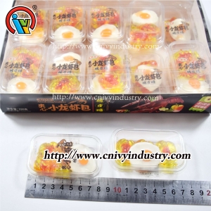 Caramelo de goma con forma de huevo escalfado de cigalas
