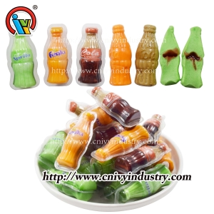 Beba caramelos gomosos con forma de botella con mermelada
