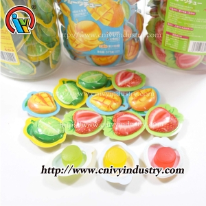 Caramelo gomoso dulce dentro de taza de fruta
