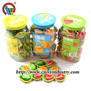 Caramelo gomoso dulce dentro de taza de fruta
