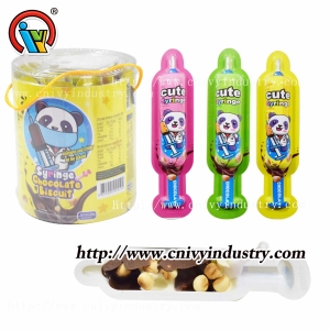 Galleta de chocolate con forma de jeringa y mermelada