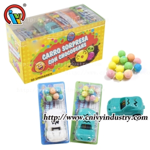 Coche de juguete de fábrica de juguetes con caramelos