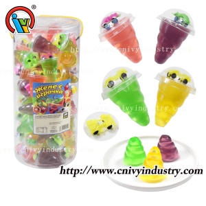 Taza de gelatina de frutas con caramelo y juguete